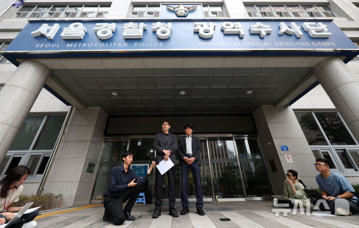 [서울=뉴시스] 홍효식 기자 = 김순환 서민민생대책위원회(서민위) 사무총장이 9일 서울 마포구 서울경찰청 금융범죄수사대에서 이춘석 주식 차명거래 의혹 고발인 조사 출석에 앞서 입장을 밝히고 있다. 오른쪽은 고일영 변호사. 2025.08.09. yesphoto@newsis.com