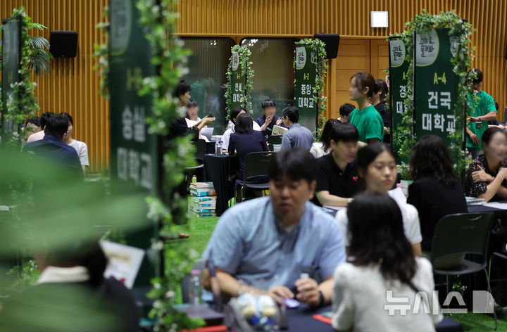 [서울=뉴시스] 홍효식 기자 = 9일 서울 중구 서울시청에서 열린 2026 서울런 수시 입학 정보 박람회 및 설명회를 찾은 수험생들과 학부모들이 수시 입학 상담을 받고 있다.이번 박람회는 수도권과 비수도권 4년제 대학 27곳이 참여했으며, 사전 신청한 수험생들은 최대 2개 대학을 선택해 각 대학 입학사정관과 20분간 1:1 맞춤형 상담을 진행했다. 2025.08.09. yesphoto@newsis.com