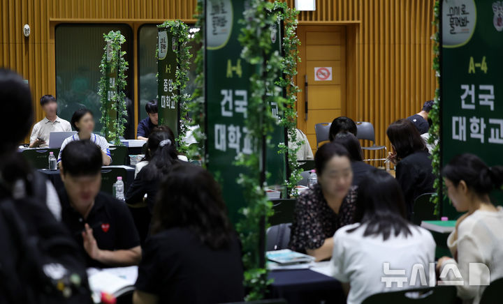 [서울=뉴시스] 홍효식 기자 = 9일 서울 중구 서울시청에서 열린 2026 서울런 수시 입학 정보 박람회 및 설명회를 찾은 수험생들과 학부모들이 수시 입학 상담을 받고 있다.이번 박람회는 수도권과 비수도권 4년제 대학 27곳이 참여했으며, 사전 신청한 수험생들은 최대 2개 대학을 선택해 각 대학 입학사정관과 20분간 1:1 맞춤형 상담을 진행했다. 2025.08.09. yesphoto@newsis.com