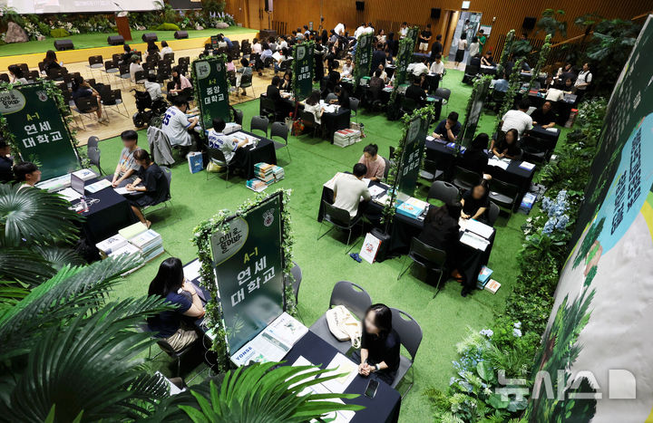 [서울=뉴시스] 홍효식 기자 = 9일 서울 중구 서울시청에서 열린 2026 서울런 수시 입학 정보 박람회 및 설명회를 찾은 수험생들과 학부모들이 수시 입학 상담을 받고 있다.이번 박람회는 수도권과 비수도권 4년제 대학 27곳이 참여했으며, 사전 신청한 수험생들은 최대 2개 대학을 선택해 각 대학 입학사정관과 20분간 1:1 맞춤형 상담을 진행했다. 2025.08.09. yesphoto@newsis.com