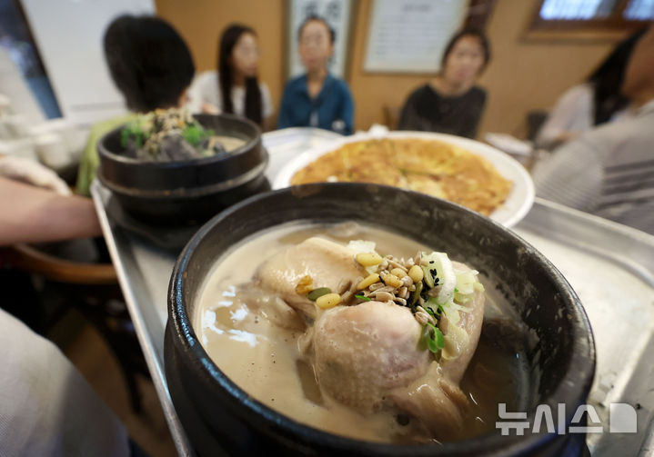 [서울=뉴시스] 홍효식 기자 = 말복인 9일 서울 종로구 한 삼계탕 전문점에서 직원이 삼계탕을 나르고 있다. 2025.08.09. yesphoto@newsis.com
