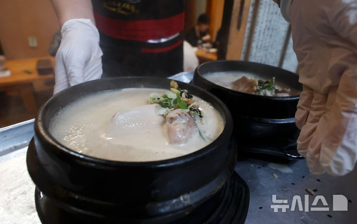 [서울=뉴시스] 홍효식 기자 = 말복인 9일 서울 종로구 한 삼계탕 전문점에서 직원이 삼계탕을 나르고 있다. 2025.08.09. yesphoto@newsis.com