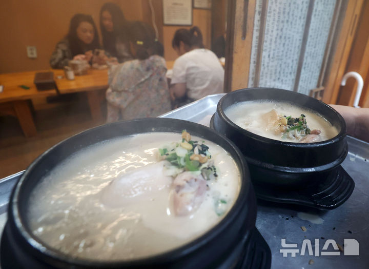[서울=뉴시스] 홍효식 기자 = 말복인 9일 서울 종로구 한 삼계탕 전문점에서 직원이 삼계탕을 나르고 있다. 2025.08.09. yesphoto@newsis.com
