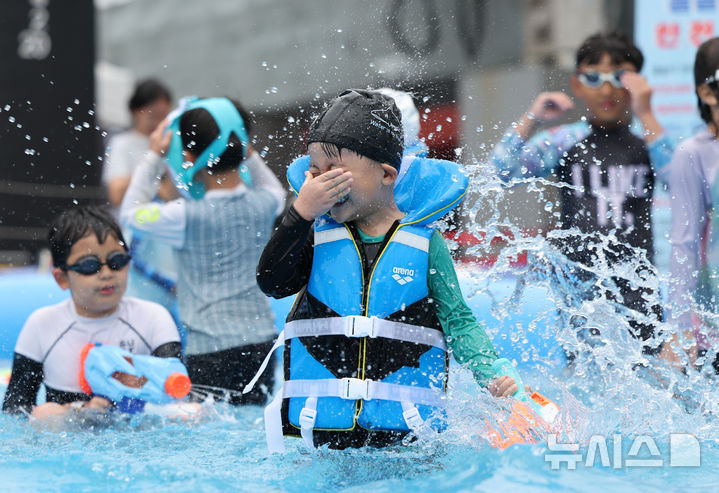 [서울=뉴시스] 황준선 기자 = 9일 서울 마포구 서울함공원에서 열린 서울함 워터피크닉을 찾은 어린이들이 물놀이를 즐기고 있다. 2025.08.09. hwang@newsis.com