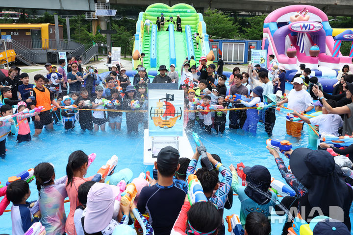 [서울=뉴시스] 황준선 기자 = 9일 서울 마포구 서울함공원에서 열린 서울함 워터피크닉을 찾은 어린이들이 물총놀이 대결을 하고 있다. 2025.08.09. hwang@newsis.com