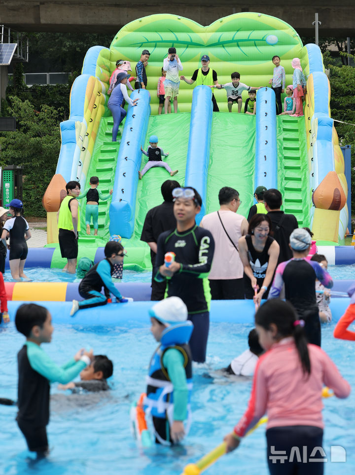 [서울=뉴시스] 황준선 기자 = 9일 서울 마포구 서울함공원에서 열린 서울함 워터피크닉을 찾은 어린이들이 물놀이를 즐기고 있다. 2025.08.09. hwang@newsis.com