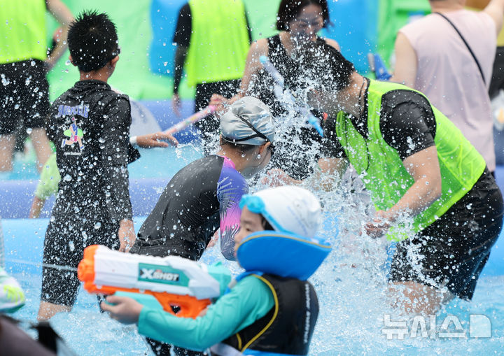 [서울=뉴시스] 황준선 기자 = 9일 서울 마포구 서울함공원에서 열린 서울함 워터피크닉을 찾은 어린이들이 물놀이를 즐기고 있다. 2025.08.09. hwang@newsis.com