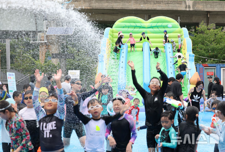 [서울=뉴시스] 황준선 기자 = 9일 서울 마포구 서울함공원에서 열린 서울함 워터피크닉을 찾은 어린이들이 물놀이를 즐기고 있다. 2025.08.09. hwang@newsis.com