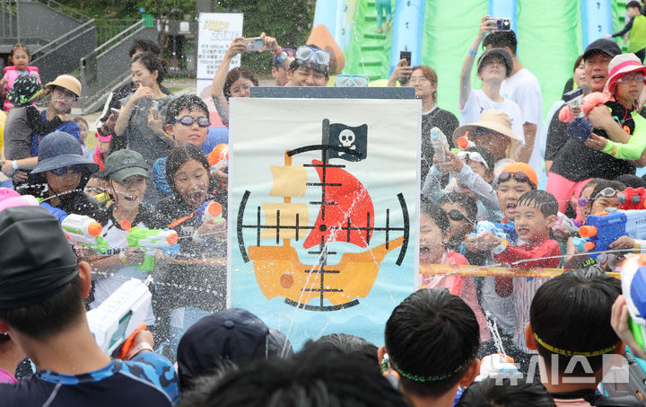 [서울=뉴시스] 황준선 기자 = 9일 서울 마포구 서울함공원에서 열린 서울함 워터피크닉을 찾은 어린이들이 물총놀이 대결을 하고 있다. 2025.08.09. hwang@newsis.com