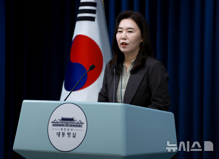 [서울=뉴시스] 고범준 기자 = 강유정 대변인이 9일 서울 용산 대통령실 청사에서 산재 관련 대통령 지시 사항 브리핑을 하고 있다. (대통령실통신사진기자단) 2025.08.09. bjko@newsis.com