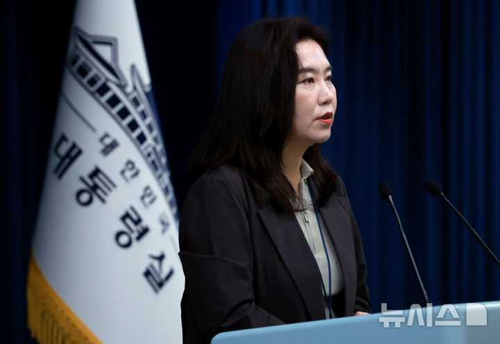 [서울=뉴시스] 고범준 기자 = 강유정 대변인이 지난 9일 서울 용산 대통령실 청사에서 산재 관련 대통령 지시 사항 브리핑을 하고 있다. (대통령실통신사진기자단) 2025.08.09. bjko@newsis.com