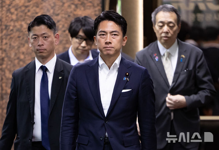 [서울=뉴시스] 황준선 기자 = 사진은 고이즈미 신지로(小泉進次郞) 일본 농림수산상이 지난 9일 오후 APEC 식량안보장관회의 및 한일중 농업장관회의 참석차 서울 강서구 김포국제공항을 통해 입국하고 있는 모습. 2025.08.09. hwang@newsis.com