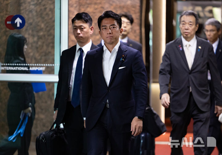 [서울=뉴시스] 황준선 기자 = 고이즈미 신지로(小泉進次郞) 일본 농림수산상이 9일 오후 APEC 식량안보장관회의 및 한일중 농업장관회의 등에 참석차 서울 강서구 김포국제공항을 통해 입국하고 있다. 2025.08.09. hwang@newsis.com