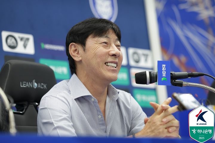 [서울=뉴시스] 황준선 기자 = 신태용 신임 울산 HD FC 감독이 9일 울산문수축구경기장에서 취임 기자회견을 하고 있다. (사진=한국프로축구연맹 제공) 2025.08.09. photo@newsis.com *재판매 및 DB 금지