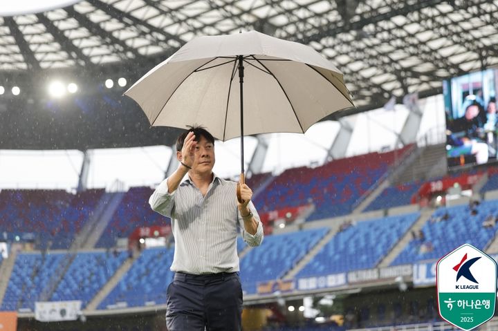 [서울=뉴시스] 황준선 기자 = 신태용 신임 울산 HD FC 감독이 9일 울산문수축구경기장에서 열린 울산 HD FC와 제주 SK FC의 경기에 참석하고 있다. (사진=한국프로축구연맹 제공) 2025.08.09. photo@newsis.com *재판매 및 DB 금지