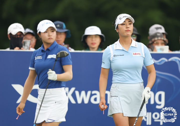 [서울=뉴시스] 황준선 기자 = 윤이나(오른쪽)와 고지원이 9일 제주 서귀포시 사이프러스 골프 앤 리조트(파72)에서 열린 한국여자프로골프(KLPGA) 투어 제주 삼다수 마스터스 3라운드 6번홀에서 경기를 치르고 하고 있다. (사진=KLPGA 제공) 2025.08.09. photo@newsis.com *재판매 및 DB 금지