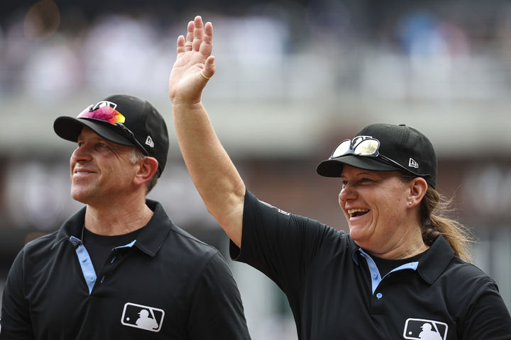 [애틀랜타=AP/뉴시스] 메이저리그(MLB) 정규시즌 경기 최초의 여성 심판 젠 파월이 10일(한국 시간) 미국 조지아주 애틀랜타의 트루이스트 파크에서 벌어진 마이애미 말린스와 애틀랜타 브레이브스의 더블헤더 1차전을 앞두고 관중에게 인사하고 있다. 2025.08.10