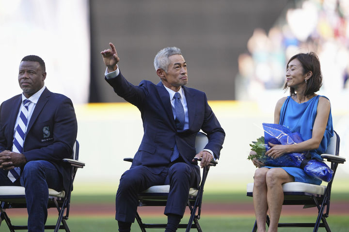 [시애틀=AP/뉴시스] 전 시애틀 매리너스의 외야수 이치로 스즈키가 9일(현지 시간) 미 워싱턴주 시애틀의 T-모바일 파크에서 열린 본인의 영구결번식에서 팬들에게 인사하고 있다. 브루스 해럴 시애틀 시장은 8월 9일을 '이치로의 날'로 선포하기도 했다. 2025.08.10.