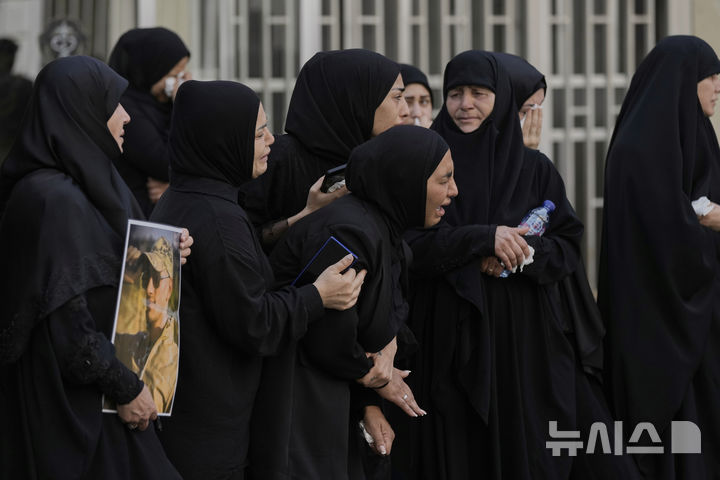 [AP/뉴시스] 10일 레바논 수도 베이루트 군사병원서 이틀 전 무기창고 탄약해체 중 폭발로 사망한 정규군 병사 모친이 장례식에서 울부짖고 있다. 무기창고는 내각의 무장해제 승인이 난 헤즈볼라 소속이다. 