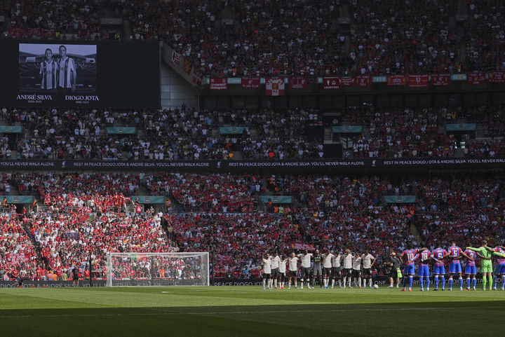 [런던=AP/뉴시스] 잉글랜드 프로축구 프리미어리그 리버풀과 크리스탈 팰리스의 2025 커뮤니티실드에 앞서 진행된 디오구 조타 추모식. 2025.08.10.