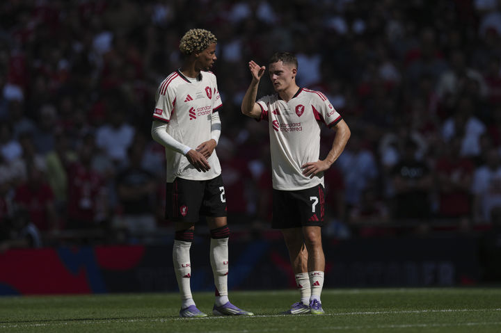 [런던=AP/뉴시스] 잉글랜드 프로축구 프리미어리그(EPL) 리버풀의 위고 에키티케(왼쪽), 플로리안 비르츠. 2025.08.10.
