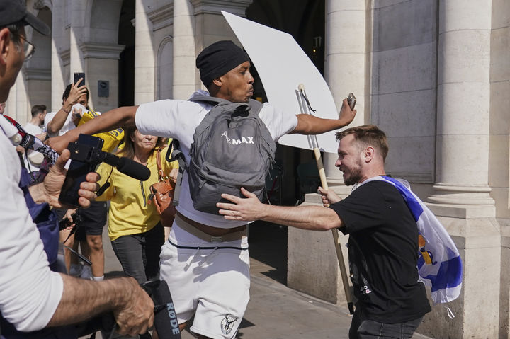 [런던=AP/뉴시스] 10일(현지 시간) 영국 런던에서 친팔레스타인 시위 참가자가 ‘이스라엘 인질 석방 촉구 행진’을 벌이는 친이스라엘 시위대 사이를 밀치며 지나가고 있다. 2025.08.11.