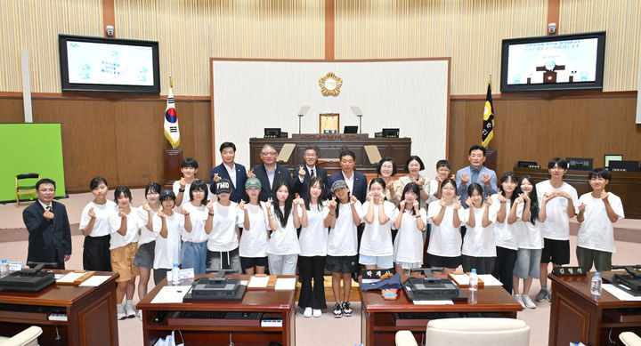 [진주=뉴시스]일본 마쓰에시 청소년 국제교류단 진주시의회 방문.(사진=진주시의회 제공).2025.08.10.photo@newsis.com *재판매 및 DB 금지