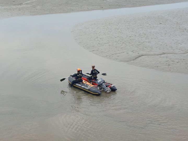 [서천=뉴시스] 구급대원이 지난 9일 충남 서천 동백대교에서 실종됐던 A(30대)씨를 인양하기 위해 고무보트를 타고 이동하고 있다. (사진=서천소방서 제공) 2025.08.10. photo@newsis.com *재판매 및 DB 금지