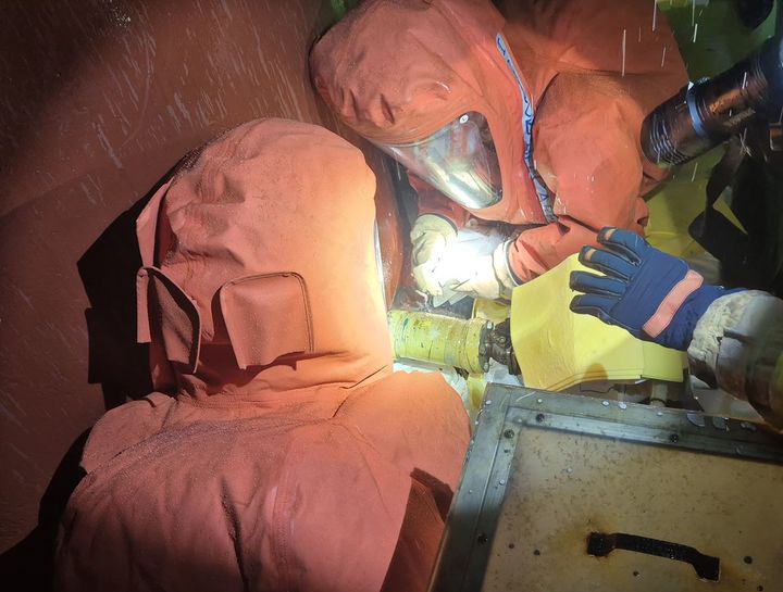 [정읍=뉴시스] 지난 9일 오후 11시19분께 정읍시 북면 태곡리의 한 전자제품 부품 제조 공장에서 옥외 탱크에 담긴 황산이 40ℓ 가량 유출돼 소방대원들이 방재 작업을 진행하고 있다. (사진=전북도소방본부 제공) 2025.08.10. photo@newsis.com *재판매 및 DB 금지