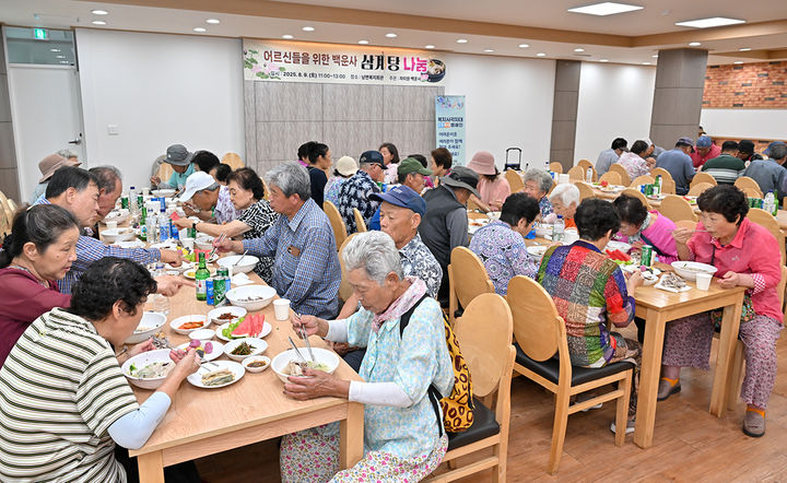 대한불교관음종 자미원 백운사는 지난 9일 정선군 남면복지회관에서 어르신 250명을 초청, 여름철 건강을 기원하는 삼계탕 나눔 행사를 열고 있다.(사진=정선군 제공) *재판매 및 DB 금지
