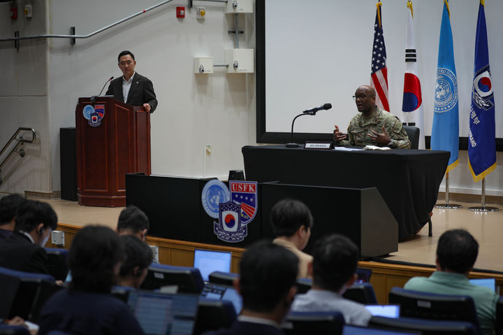[평택=뉴시스] 제이비어 브런슨사령관이 8일 평택 캠프 험프리스에서 열린 국방부 기자간담회에서 기자들의 질문에 답하고 있다. (사진=주한미군사령부 제공) 2025.08.10. photo@newsis.com *재판매 및 DB 금지