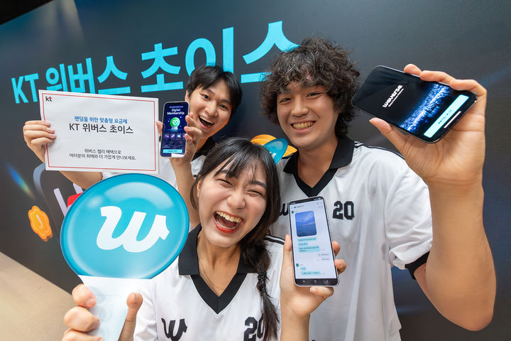 KT 대학생 마케팅 서포터즈 ‘Y퓨처리스트’가 ‘5G 위버스 초이스’ 요금제를 홍보하고 있다.(사진=KT제공) *재판매 및 DB 금지