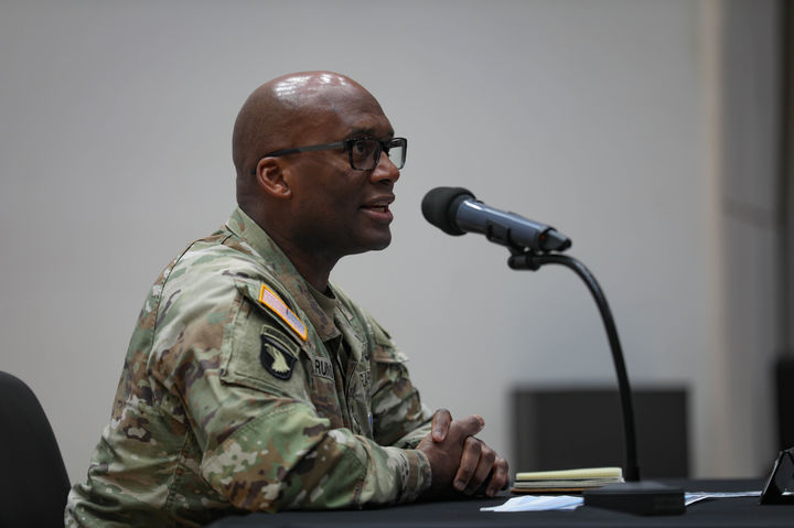 [평택=뉴시스] 제이비어 브런슨사령관이 8일 평택 캠프 험프리스에서 열린 국방부 기자간담회에서 기자들의 질문에 답하고 있다. (사진=주한미군사령부 제공) 2025.08.10. photo@newsis.com *재판매 및 DB 금지