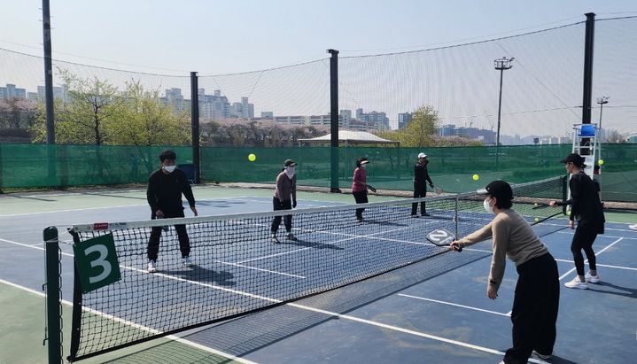 "반칙이잖아!" 노부부 말다툼이 20명 집단 난투극으로…최고 15년형 위기
