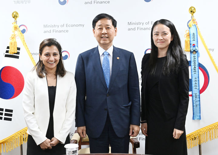 [서울=뉴시스] 구윤철 부총리 겸 기획재정부 장관이 8일 서울 종로구 정부서울청사에서 국제신용평가사 무디스 연례협의단 아누슈카 샤 국가신용등급 아태지역 담당 이사와 면담하고 있다. (사진=기획재정부 제공) 2025.08.10. photo@newsis.com *재판매 및 DB 금지