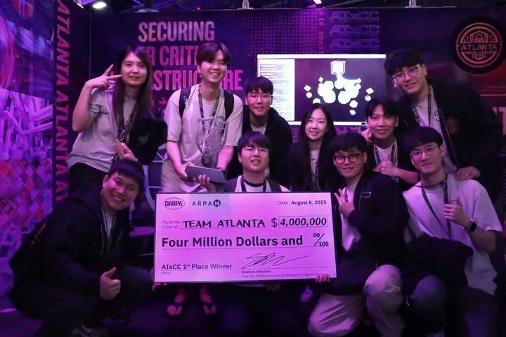 [서울=뉴시스] 삼성전자와 국내외 주요 대학이 연합해 출전한 '팀 애틀랜타(Team Atlanta)'는 지난 8일(현지시간) 미국 라스베이거스에서 개최된 세계 최대 보안 기술 경진 대회 'AI 사이버 챌린지(AIxCC)'에서 1위를 차지했다.(사진제공=삼성전자). 2025.08.10. photo@newsis.com *재판매 및 DB 금지
