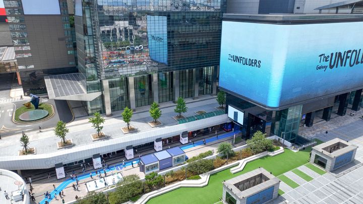 서울 코엑스에서 운영되는 '갤럭시 Z 폴드7∙Z 플립7'과 아티스트 '장 줄리앙(Jean Jullien)'의 협업 체험존 'The Galaxy UNFOLDERS' 전경(사진=삼성전자 제공) *재판매 및 DB 금지