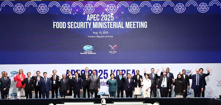 [영종도=뉴시스] 농림축산식품부는 지난 9일부터 이틀간 인천 송도 컨벤시아에서 열린 '2025년 APEC 식량안보 장관회의'를 성공적으로 마무리했다고 10일 밝혔다. 사진은 송미령 농식품부 장관이 회의에 참석해 발언하고 있는 모습. (사진=농식품부 제공) 2025.08.10. photo@newsis.com *재판매 및 DB 금지