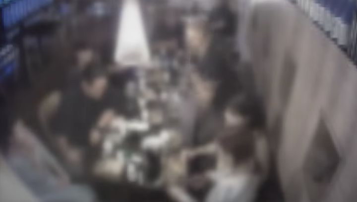 [서울=뉴시스] 부산의 한 술집에서 남녀 단체 손님들이 술과 안주를 주문한 뒤 계산하지 않고 자리를 떠난 사건이 제보를 통해 알려졌다. (사진 = 'JTBC News' 유튜브 캡처) 2025.08.10. *재판매 및 DB 금지