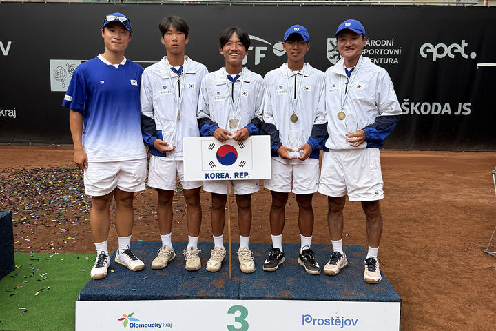 [서울=뉴시스] 국제테니스연맹(ITF) 월드주니어 파이널스에서 3위를 차지한 14세 이하 남자 테니스 대표팀. (사진 = 대한테니스협회 제공) *재판매 및 DB 금지