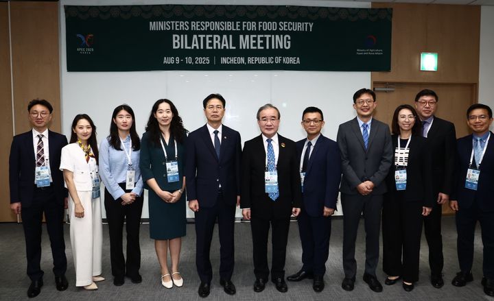 [영종도=뉴시스] 농림축산식품부는 지난 9일부터 이틀간 인천에서 열린 아시아태평양경제협력체(APEC) 식량안보 장관회의를 계기로 캐나다·뉴질랜드·대만·필리핀·미국 등 회원국 고위 인사들과 잇따라 면담을 갖고 농업 협력 확대 방안을 논의했다고 10일 밝혔다. 사진은 한국 대표단이 이날 후 종이(Hu, Jong-I) 대만 농업부 차관 등과 면담을 진행하고 단체사진을 찍고 있는 모습. (사진=농식품부 제공) 2025.08.10. photo@newsis.com *재판매 및 DB 금지