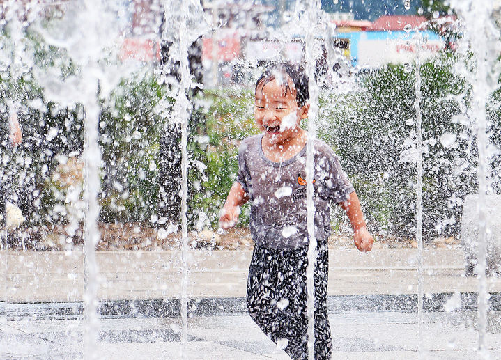 [평창=뉴시스] 10일 오후 강원 평창군 대화면 땀띠공원 일원에서 열린 '2025 평창더위사냥축제'를 찾은 어린이들이 시원한 바닥분수에서 물놀이를 즐기고 있다. (사진=평창군 제공) 2025.08.10. photo@newsis.com *재판매 및 DB 금지