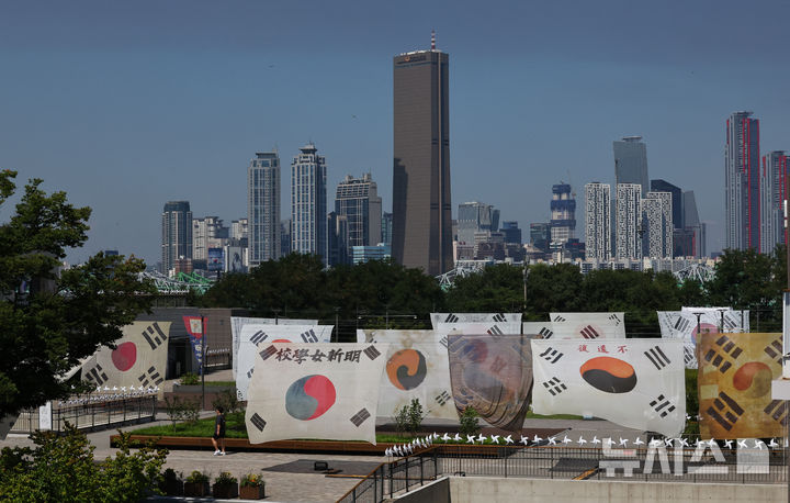 [서울=뉴시스] 최진석 기자 = 광복 80주년을 앞둔 10일 서울 노들섬에 역사 속의 태극기가 전시되어 있다. 노들 야외스퀘어에서는 현존하는 가장 오래된 ‘데니 태극기’부터 일제강점기, 광복 이후의 태극기까지 시대별 변화를 보여주는 16점의 대형 태극기가 한반도 형상 위에 전시된다. 2025.08.10. myjs@newsis.com