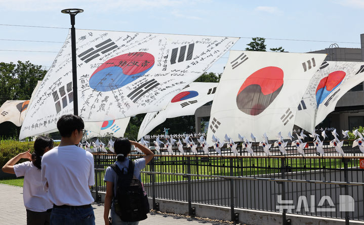 [서울=뉴시스] 최진석 기자 = 광복 80주년을 앞둔 10일 서울 노들섬에 역사 속의 태극기가 전시되어 있다. 노들 야외스퀘어에서는 현존하는 가장 오래된 ‘데니 태극기’부터 일제강점기, 광복 이후의 태극기까지 시대별 변화를 보여주는 16점의 대형 태극기가 한반도 형상 위에 전시된다. 2025.08.10. myjs@newsis.com