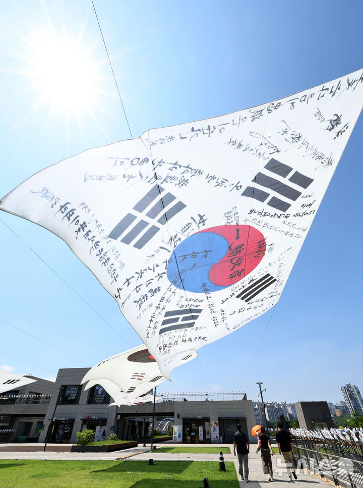 [서울=뉴시스] 최진석 기자 = 광복 80주년을 앞둔 10일 서울 노들섬에 역사 속의 태극기가 전시되어 있다. 노들 야외스퀘어에서는 현존하는 가장 오래된 ‘데니 태극기’부터 일제강점기, 광복 이후의 태극기까지 시대별 변화를 보여주는 16점의 대형 태극기가 한반도 형상 위에 전시된다. 2025.08.10. myjs@newsis.com