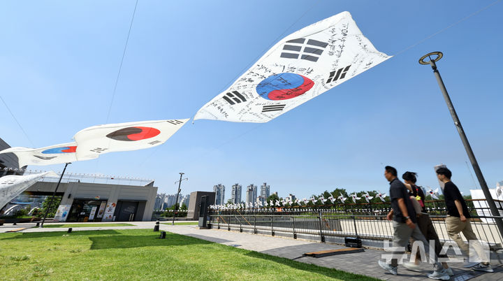 [서울=뉴시스] 최진석 기자 = 광복 80주년을 앞둔 10일 서울 노들섬에 역사 속의 태극기가 전시되어 있다.  노들 야외스퀘어에서는 현존하는 가장 오래된 ‘데니 태극기’부터 일제강점기, 광복 이후의 태극기까지 시대별 변화를 보여주는 16점의 대형 태극기가 한반도 형상 위에 전시된다. 2025.08.10. myjs@newsis.com