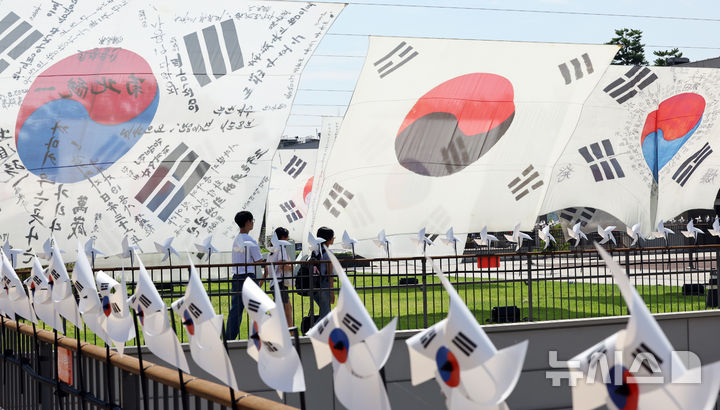 [서울=뉴시스] 최진석 기자 = 광복 80주년을 앞둔 10일 서울 노들섬에 역사 속의 태극기가 전시되어 있다. 노들 야외스퀘어에서는 현존하는 가장 오래된 ‘데니 태극기’부터 일제강점기, 광복 이후의 태극기까지 시대별 변화를 보여주는 16점의 대형 태극기가 한반도 형상 위에 전시된다. 2025.08.10. myjs@newsis.com