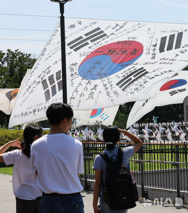 [서울=뉴시스] 최진석 기자 = 광복 80주년을 앞둔 10일 서울 노들섬에 역사 속의 태극기가 전시되어 있다. 노들 야외스퀘어에서는 현존하는 가장 오래된 ‘데니 태극기’부터 일제강점기, 광복 이후의 태극기까지 시대별 변화를 보여주는 16점의 대형 태극기가 한반도 형상 위에 전시된다. 2025.08.10. myjs@newsis.com