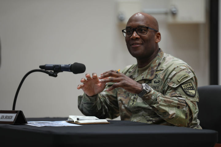 [서울=뉴시스] 제이비어 브런슨 주한미군사령관이 지난 8일 경기 평택시 캠프 험프리스에서 열린 국방부 기자간담회에서 기자들의 질문에 답하고 있다. (사진=주한미군사령부 제공) 2025.08.10. photo@newsis.com *재판매 및 DB 금지