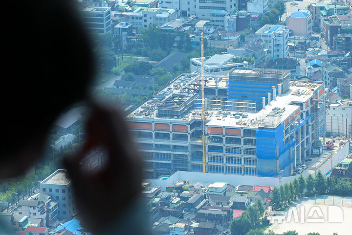 [서울=뉴시스] 권창회 기자 = 10일 서울 남산타워 전망대에서 바라본 건설현장 모습. 국토교통부와 고용노동부는 부실시공, 안전사고 및 임금체불의 주요 원인으로 지목되는 건설현장의 불법하도급을 근절하기 위해 관계기관 합동으로 오는 11일부터 9월 30일까지 50일간 단속한다고 밝혔다. 2025.08.10. kch0523@newsis.com